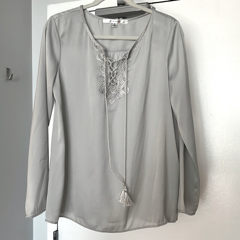 STUDIO M Long Sleeve Blouse. EUC. Light Grey. Sz S